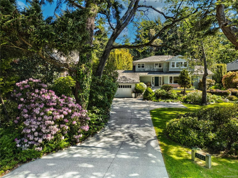 2944 Tudor Ave, Saanich, British Columbia