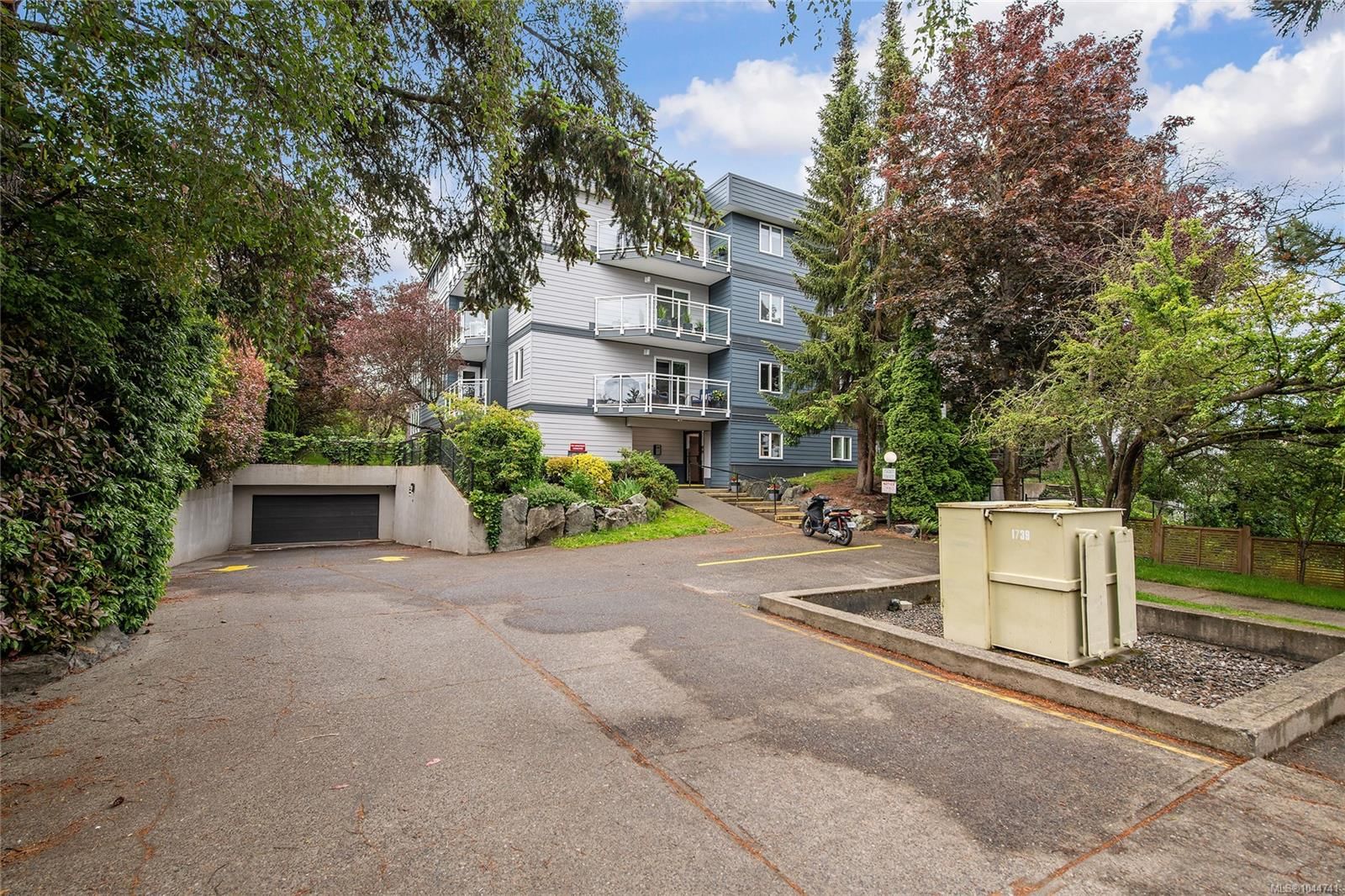 #208 949 Cloverdale Ave