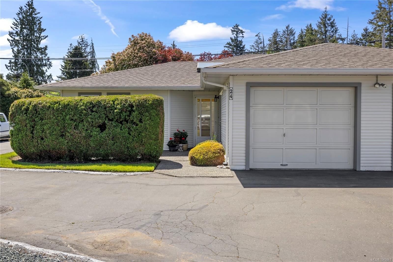 #24 450 Bay Ave