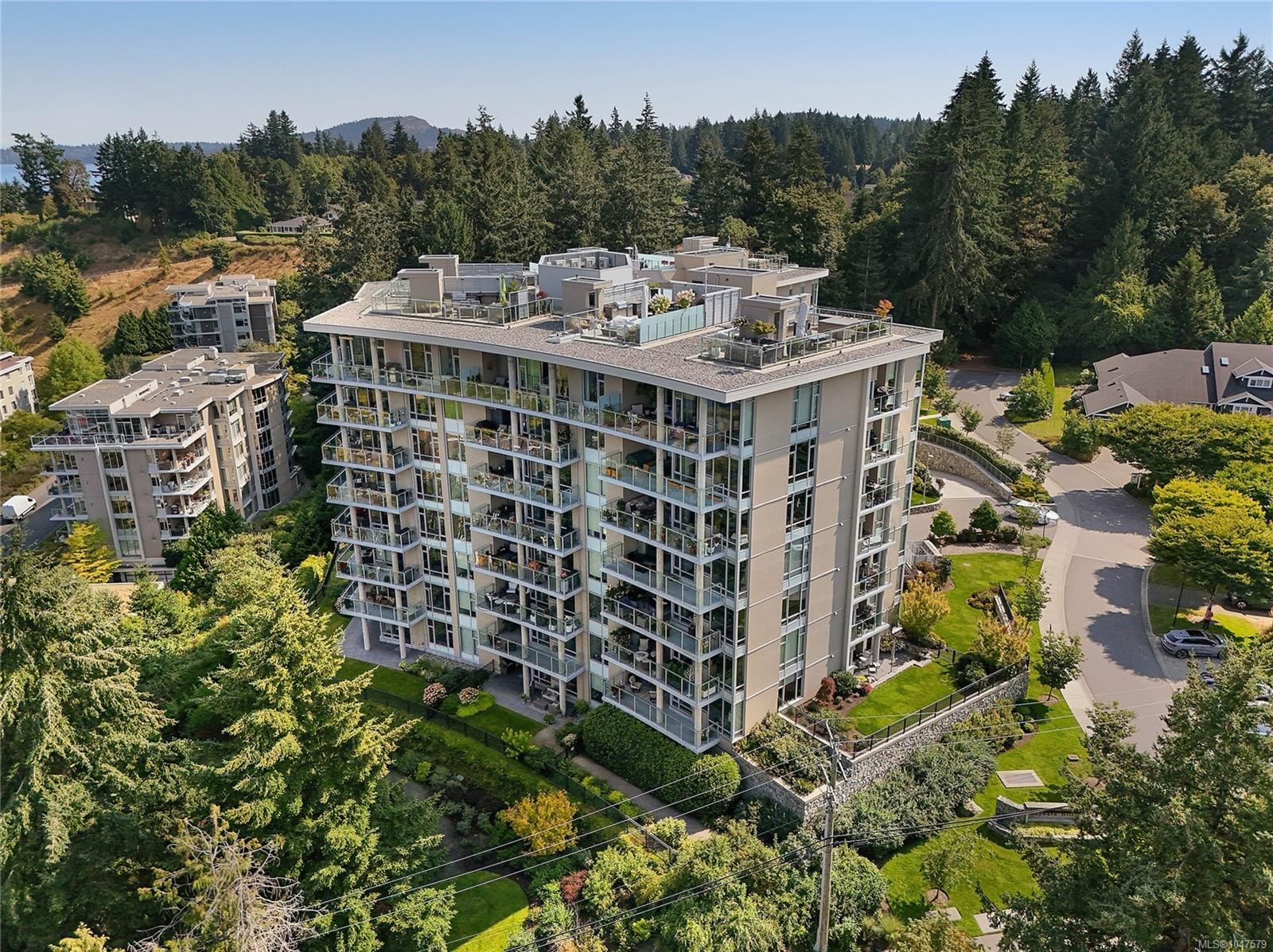 #202 – 5388 Hill Rise Terr, Saanich