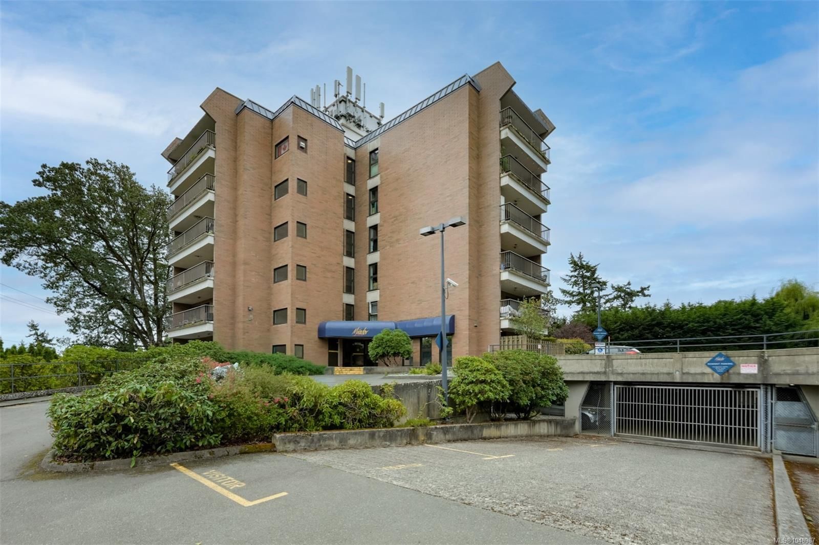 #201 4030 Quadra St