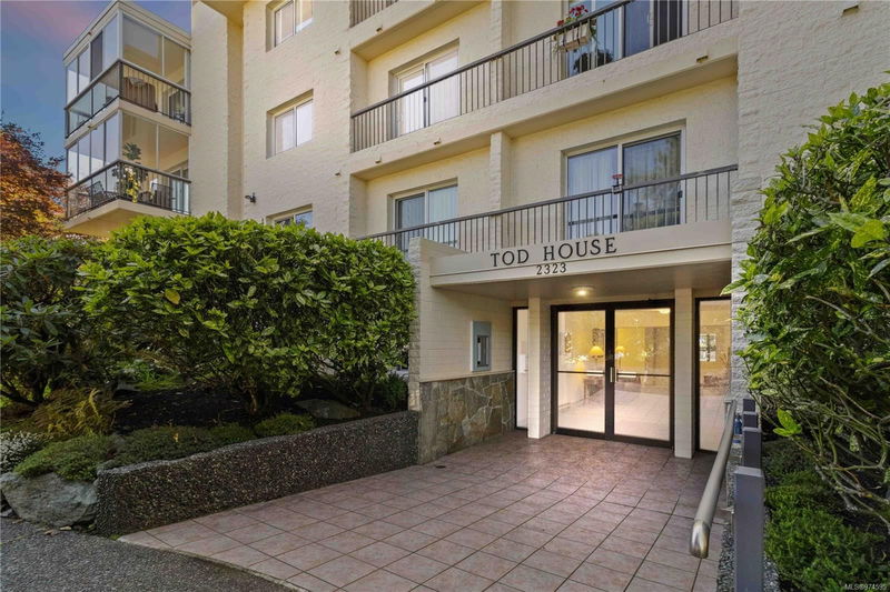 2323 Hamiota St #301, Oak Bay, British Columbia (MLS 974595)