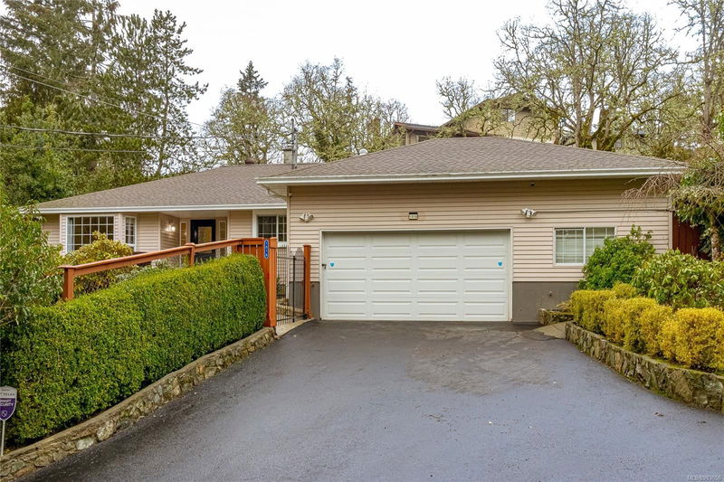 1018 Benvenuto Ave, Central Saanich, British Columbia (MLS 983656)