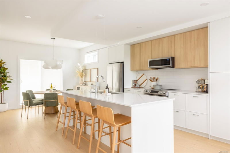 3450 Whittier Ave #TH9, Saanich, British Columbia