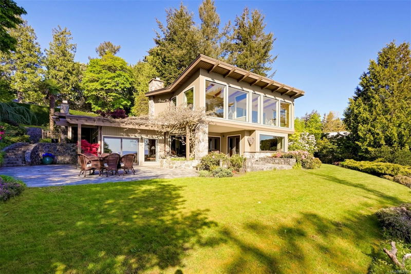 2248 Arbutus Rd, Saanich, British Columbia